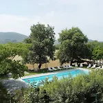 Countryside Retreat With Pool, 아파트
