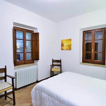 Countryside Retreat With Pool, 아파트